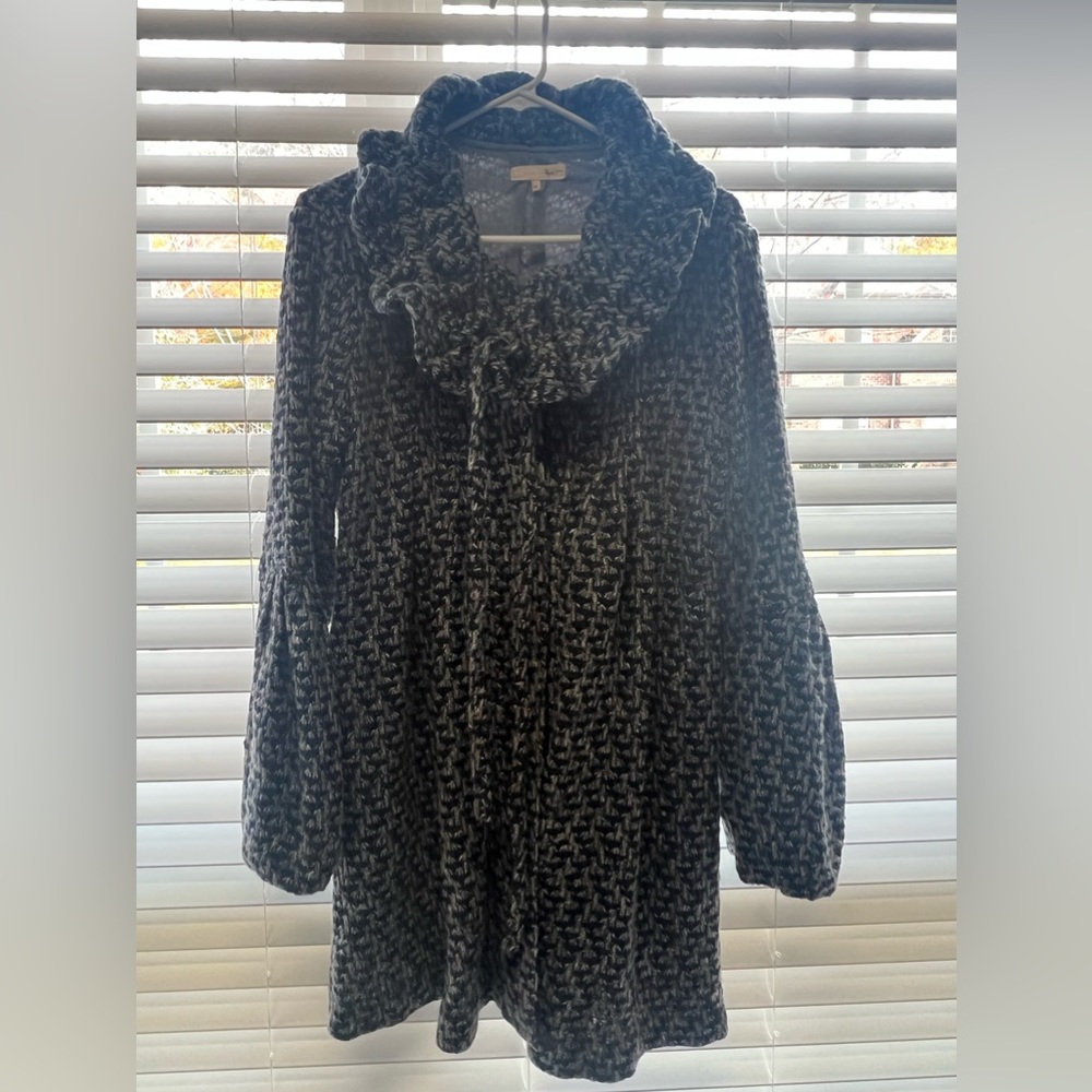 Light coat with bubble sleeves. The fabric is a pattern of blue and cream.